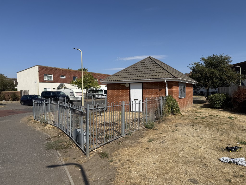 Lot: 138 - FORMER COMMUNITY CENTRE - View of community centre with fenced garden area